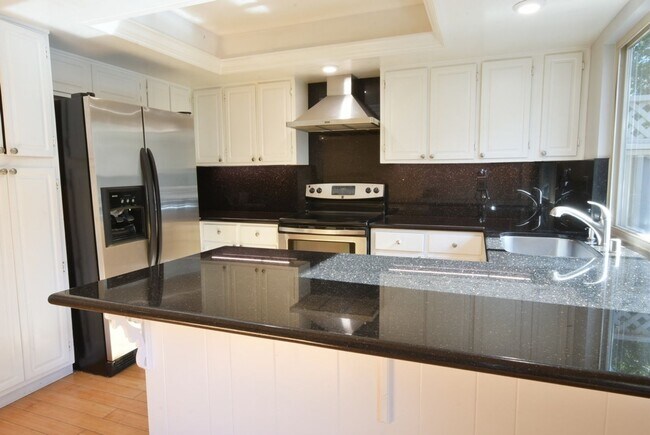 Building Photo - Beautiful 3 Bedroom 2.5 Bath End Unit Town...