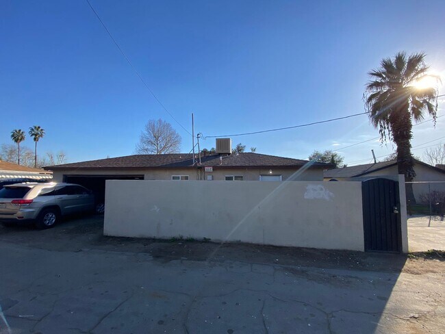 Building Photo - Hard to Find 1 BD 1 BA House with a 2 car garage and it's own yard.