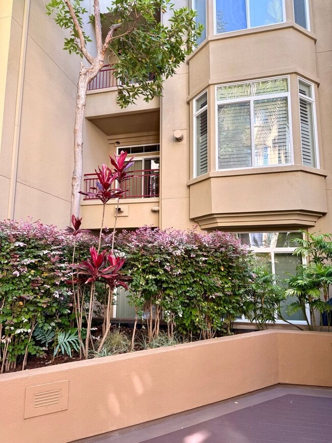 Building Photo - Spacious Bankers Hill Studio | In-Unit Laundry | A/C | Fireplace | Pool & Gym | 6-Month Lease