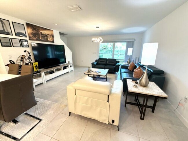 Building Photo - 1880 Grantham Ct