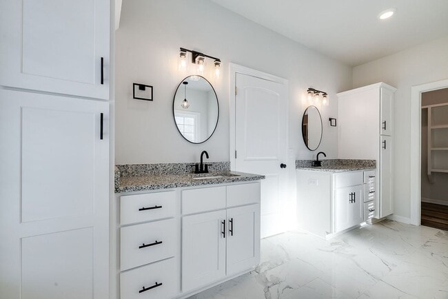 Building Photo - Like-New 4BR, 2.5BA Home with Privacy Fenc...