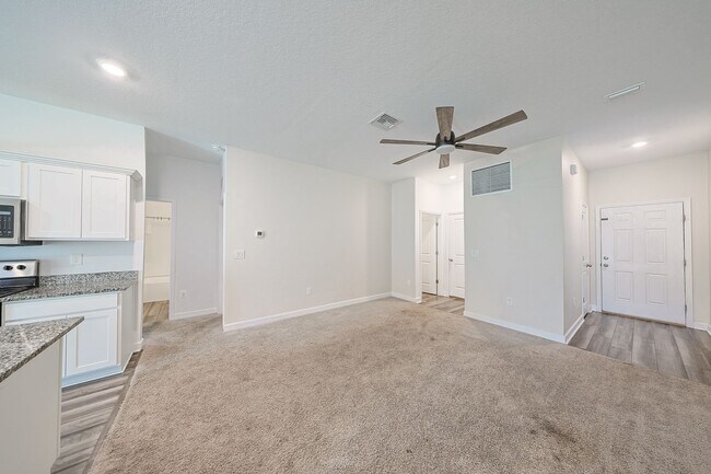 Building Photo - Beautiful Home 3/2/2 Home