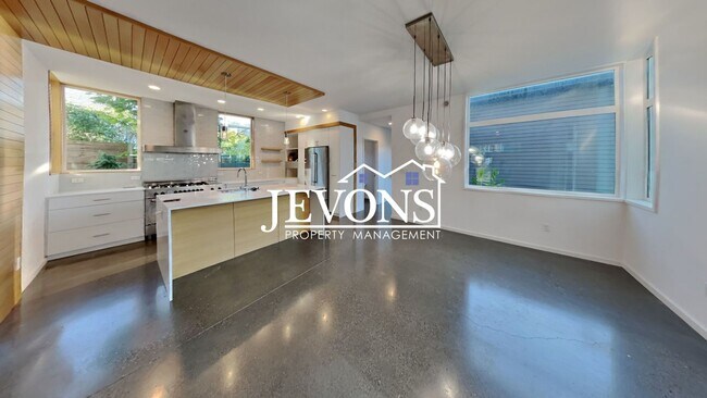 Building Photo - 5BR/4.5BA House in Seattle -- Available Now!