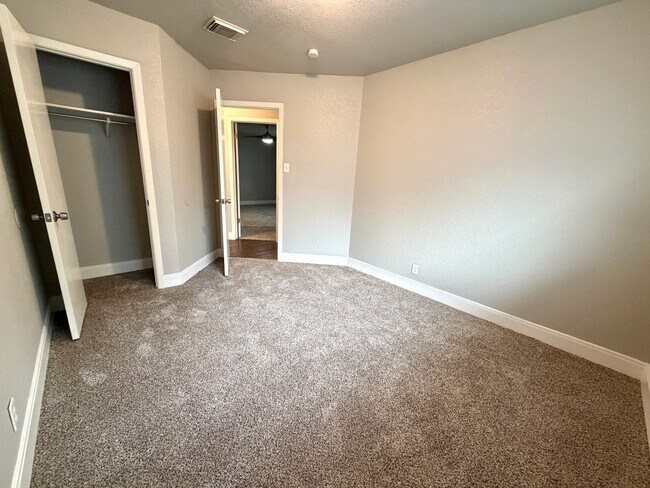 Building Photo - 3 bed 2 bath in Heritage Park