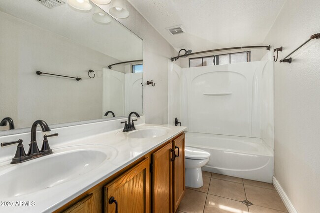 Building Photo - 1518 E Rockwood Dr