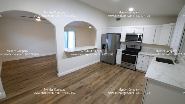 Building Photo - Freshly Renovated 3bd/2bth Duplex with Pri...