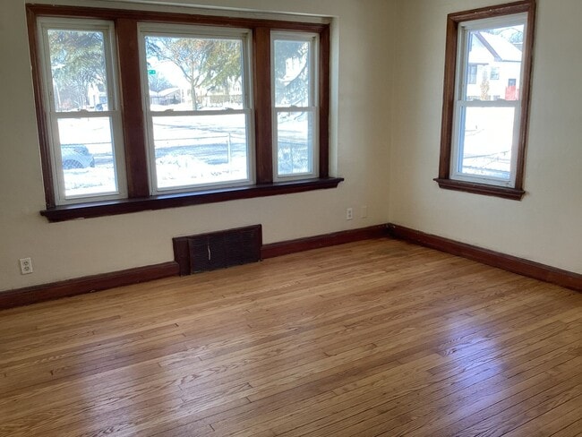 Building Photo - 4 bedroom Single Family