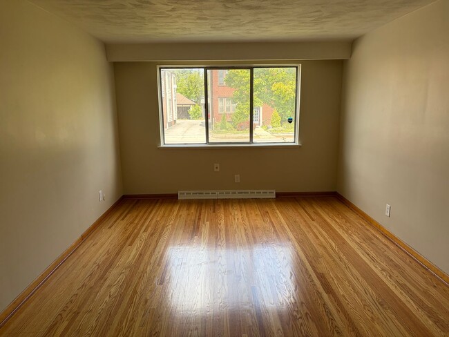 Building Photo - 562 Kenmore Ave