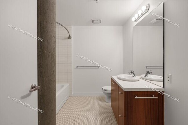 Building Photo - The Civic | 11th Floor 2BD/2BA with Stunning Portland Views, Free Parking and Free Utilities!