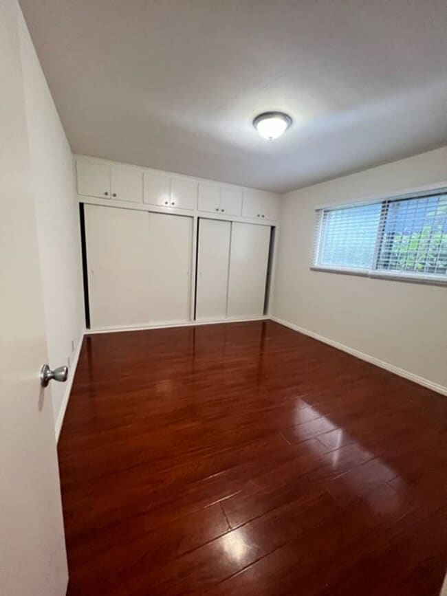 Building Photo - Beautiful One bedroom in gated complex one block from Ocean In Long Beach