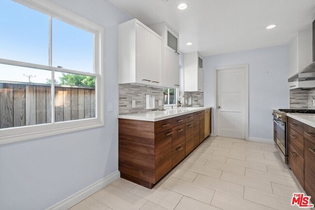 Building Photo - 3709 Stone Canyon Ave