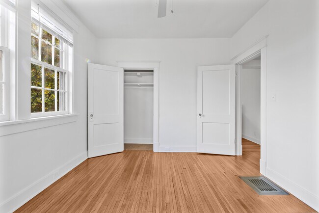 Building Photo - 1711 Primrose Ave