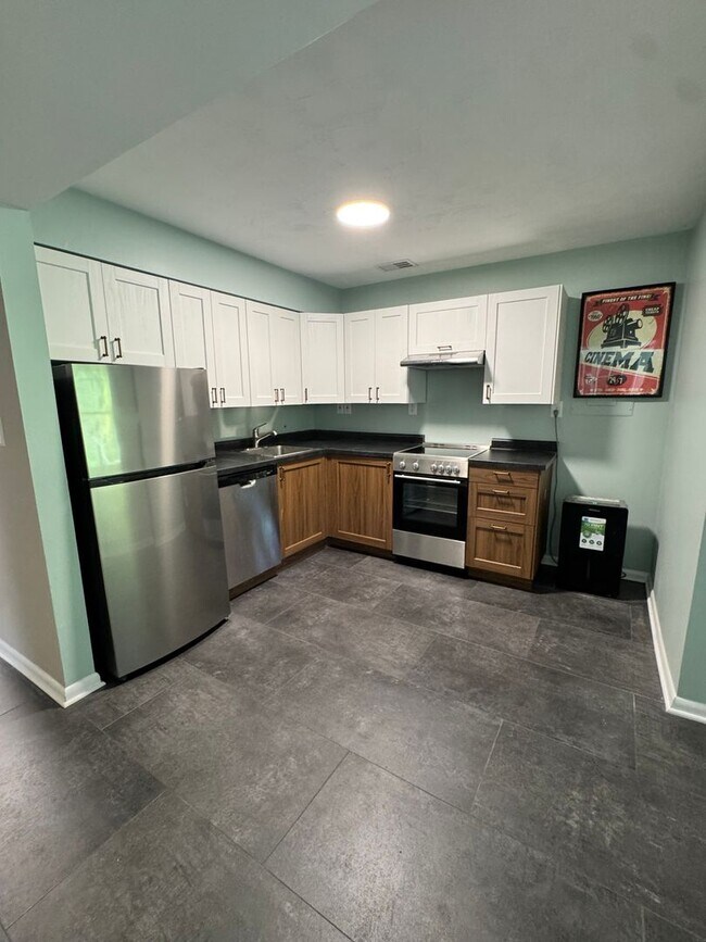 Building Photo - Spacious 4-Bedroom Home with 2 Kitchens | West Ann Arbor
