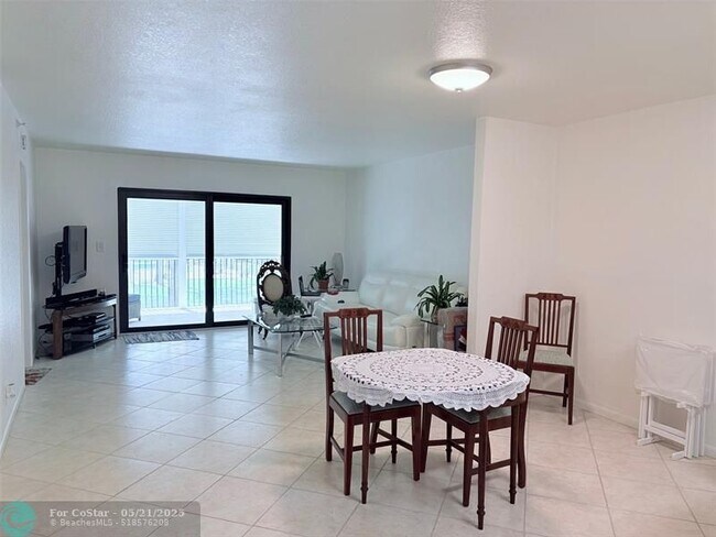 Building Photo - 2112 S Cypress Bend Dr