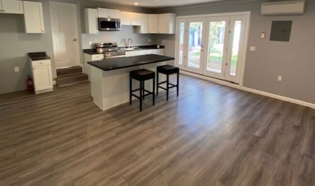 Building Photo - 433 S Fairview St