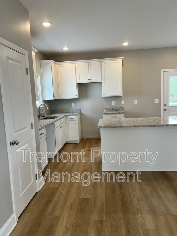 Building Photo - 1226 Sholar Ave