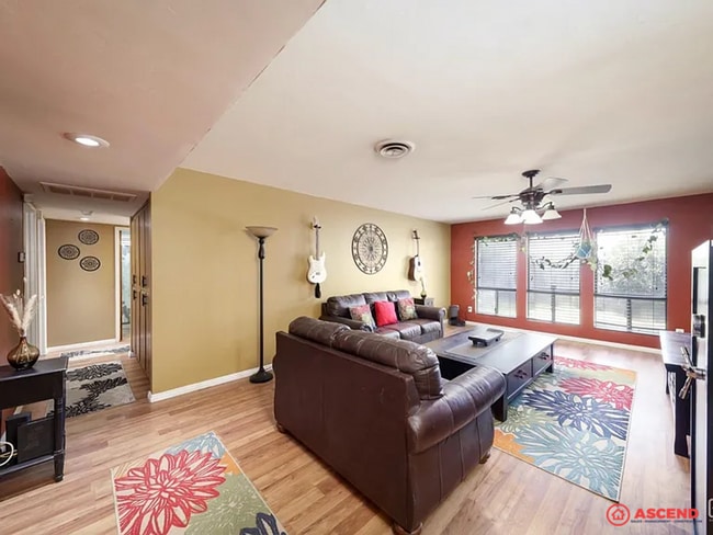 Building Photo - Captivating Home Near Highland Highschool!