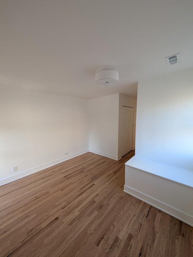 Building Photo - 916 N Noble St