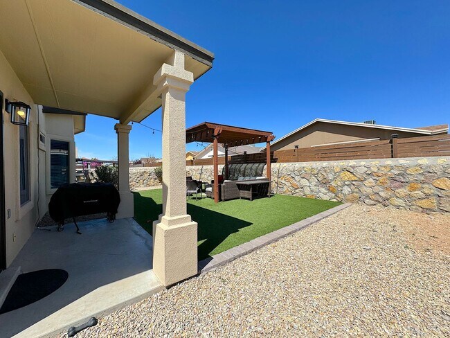 Building Photo - East El Paso 4 bed/ 2 Bath Refrig A/C Home