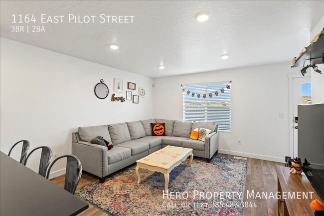 Building Photo - Fantastic Gorgeous Townhome! HALF OFF FIRS...