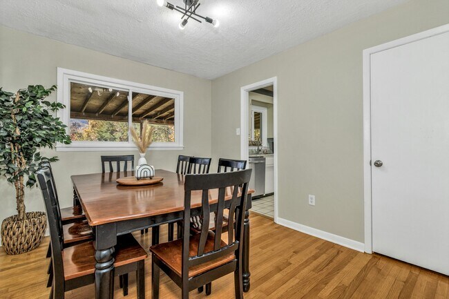 Building Photo - 1011 Old US Hwy 70