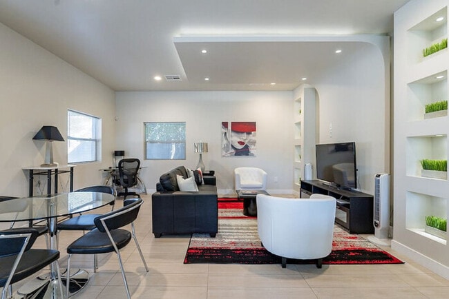 Building Photo - PHX Retreat  2 Bedroom 2 Bath Home in Hist...