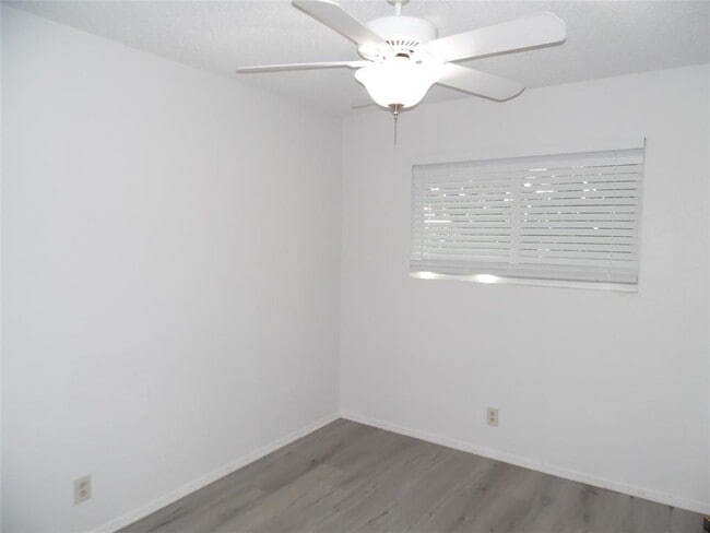 Building Photo - 7400 Dixie Dr