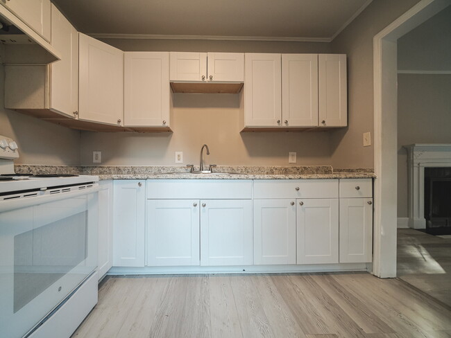Building Photo - "Charming 4-Bedroom Gem in Charlotte - Cozy Living with Spacious Comfort!"