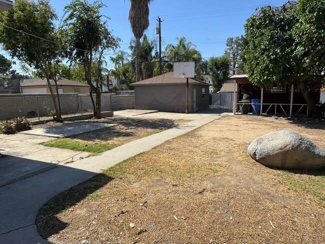 Building Photo - Spacious home near Bakersfield College!