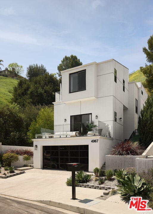Building Photo - 4967 Llano Dr