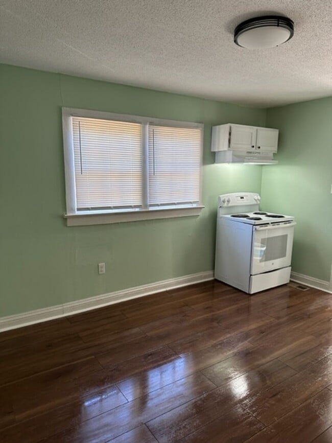 Building Photo - 1 bedroom - Bath