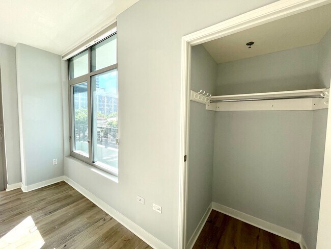 Building Photo - Renovated 2 Bedroom 2 Bathroom Condo in Li...
