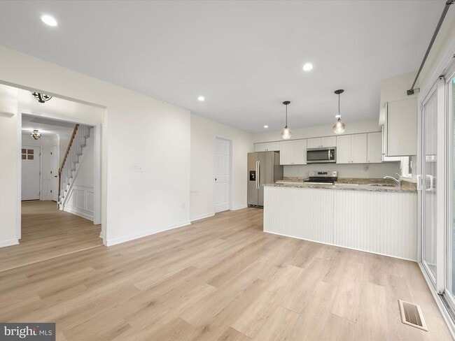 Building Photo - 8806 Admiral Dr