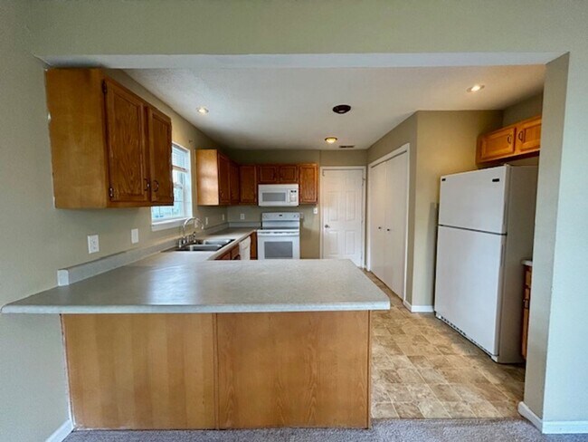Building Photo - Wonderful 4 Bedroom 2.5 Bathroom Two Story Home in Lawrence!
