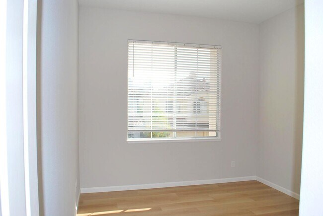 Building Photo - Updated Detached Home in Gated Fleur Du Mo...
