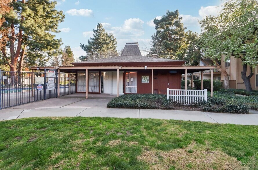 Building Photo - 38455 Bronson St