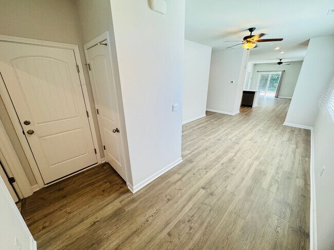 Building Photo - FOR LEASE- ONE LEVEL, SINGL-FAMILY HOME IN...