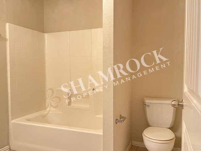 Building Photo - 3 bedroom/2 bath duplex in Midway ISD