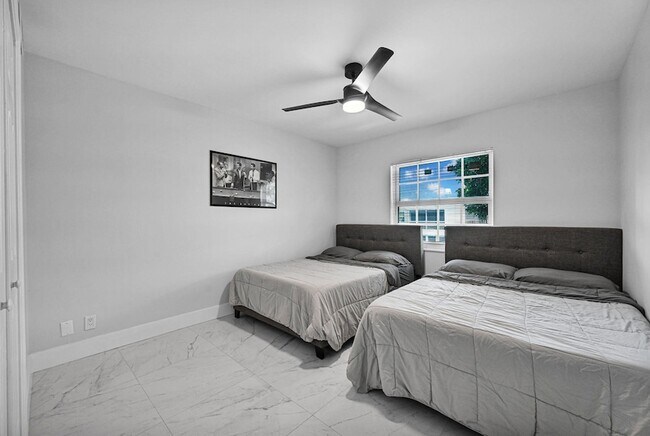 Building Photo - 6279 Bay Club Dr