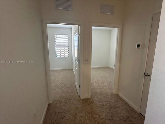 Building Photo - 822 SW 11th Ter