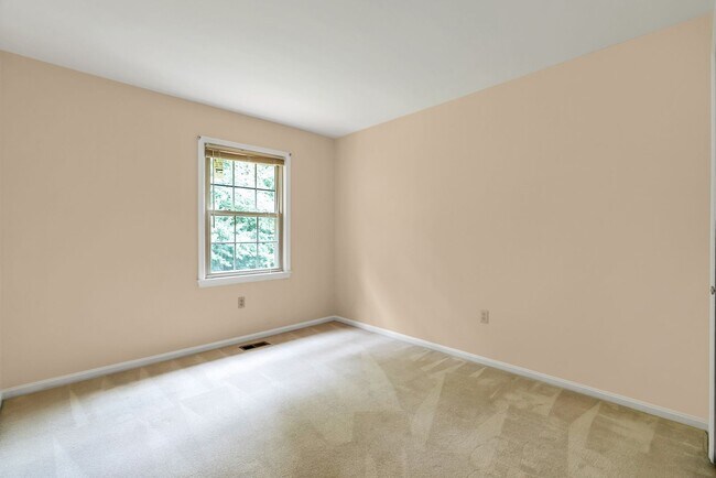 Building Photo - Very Charming 3 Bedroom And 2.5 Bathroom Townhouse With Private Deck In Country Creek