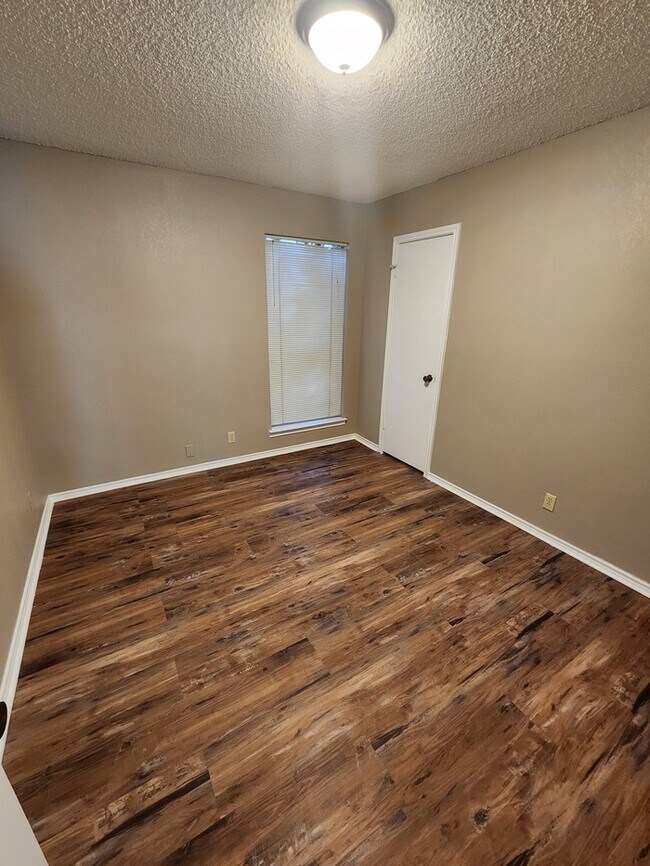 Building Photo - 3 bed 2 bath 2 car garage!