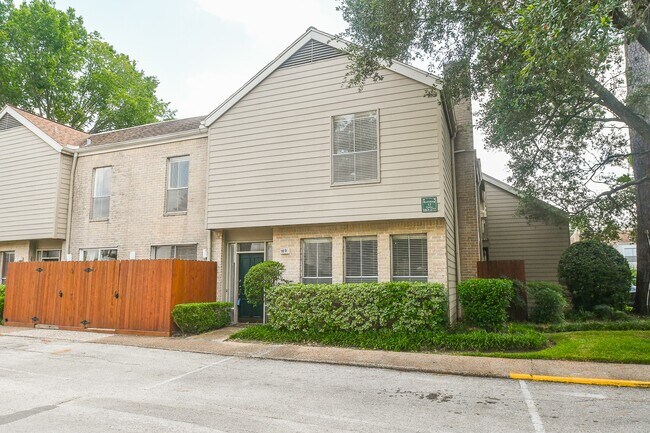 Building Photo - 2100 Tanglewilde St