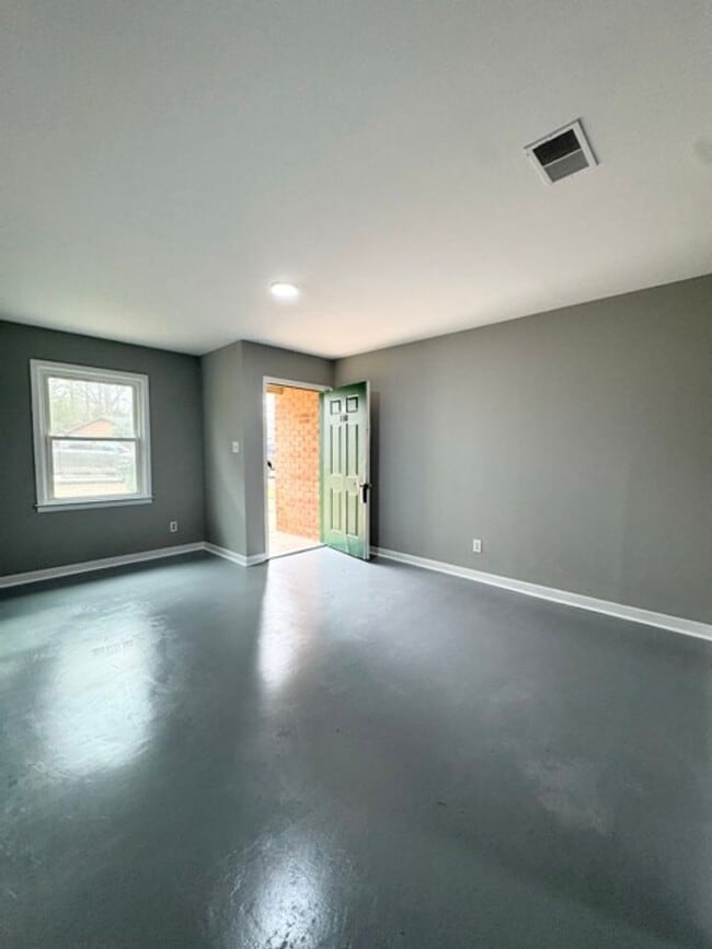 Building Photo - Freshly Remodeled & Move-In Ready!