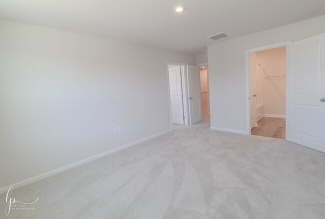 Building Photo - Modern 3-Bedroom Townhome