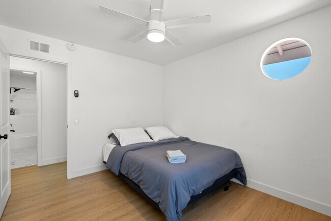 Building Photo - Luxe Spacious Home Near Parks Fully Equipped
