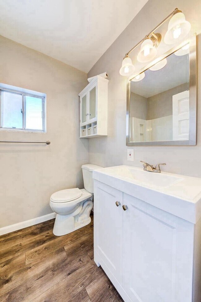Building Photo - SCORE 50% OFF 1ST MONTH'S RENT IF SIGNED BY JUNE 19! Stunning 3 bedroom home in Brookline availab...