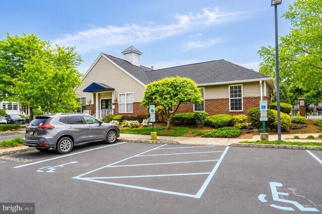 Building Photo - 704 Dahlia Cir