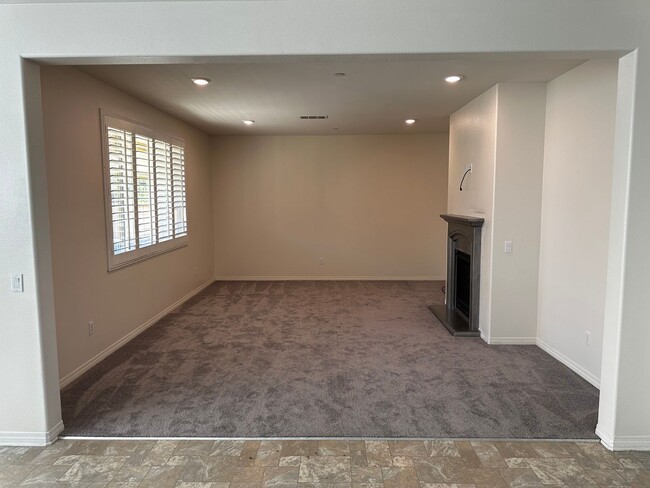 Building Photo - Beautiful 4 bedrooms, 3 bath home in Fontana