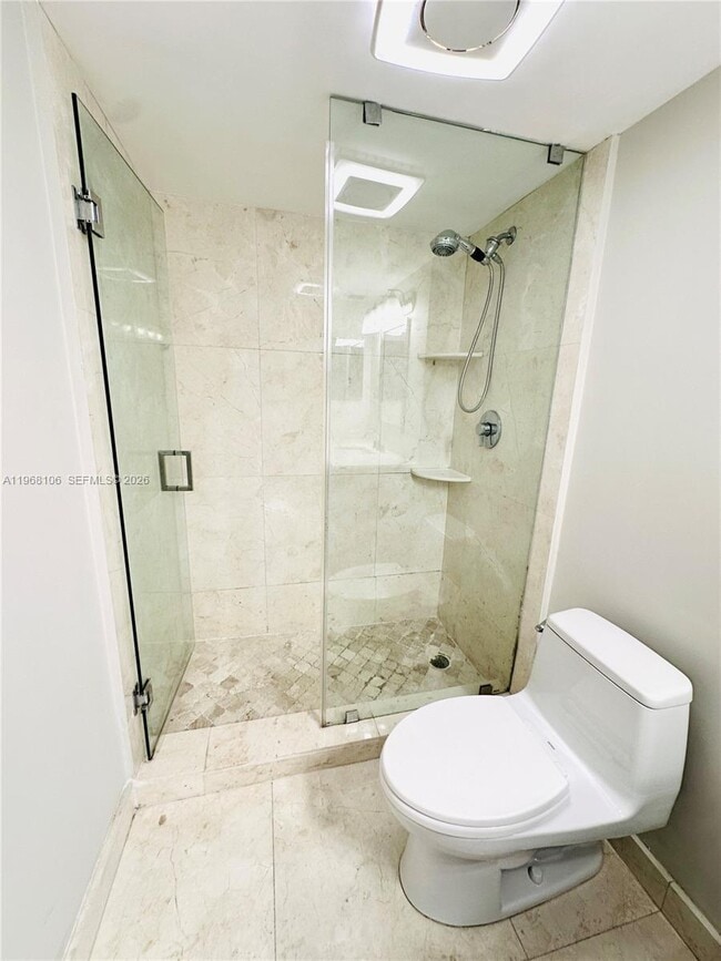 Building Photo - 2555 Collins Ave